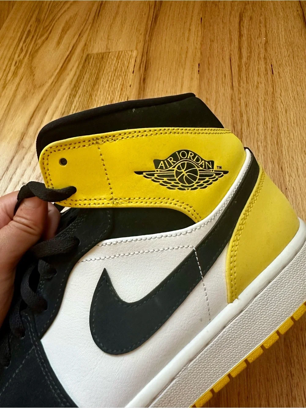 Air Jordan 1 Mid SE 